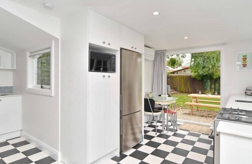 Edgeware House | Peaceful City Retreat |Steps to Arts, Eats & Parks