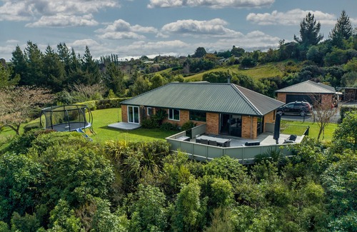 Upper Moutere House | Peaceful Country Home with Amazing Views - Near Mapua
