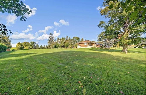 Clarington House | Peaceful & Cozy 3 Bedroom House In Newcastle, ON
