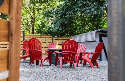 Victory Heights House | Peaceful Creekside Stay by the Firepit with Lights, BBQ, Games & Yoga