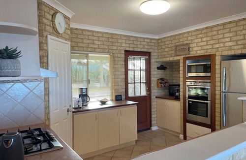 Dawesville House | Peaceful Estuary Views. Huge family home with table tennis, kayak and basketball