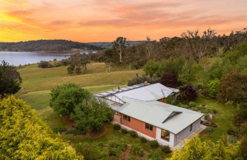 Oberon House | Peaceful farmhouse retreat with breathtaking lake views—charm meets tranquility✨