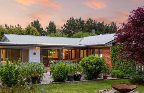 Oberon House | Peaceful farmhouse retreat with breathtaking lake views—charm meets tranquility✨