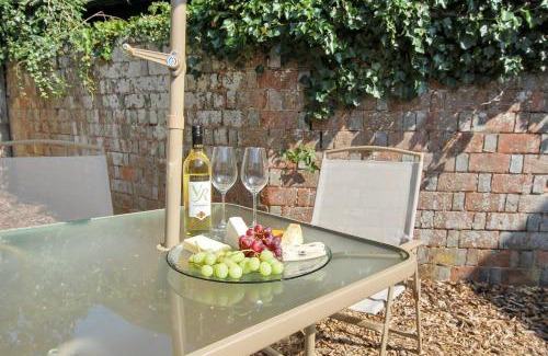 Horsham Apartment | Peaceful first floor apartment close to town centre