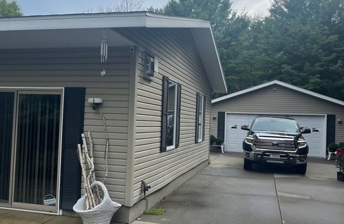 New Lisbon House | PEACEFUL GATAWAY NEAR CASTLE ROCK LAKE