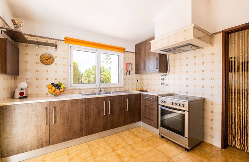 Monte Raposo Villa | Peaceful getaway w/pool & BBQ