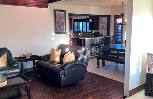 Riverside House | Peaceful Historical Home, close to great hiking trails.nnear downtown Riverside.