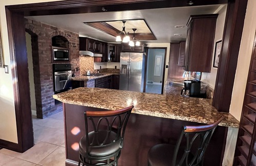 Riverside House | Peaceful Historical Home, close to great hiking trails.nnear downtown Riverside.