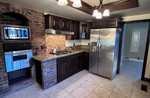 Riverside House | Peaceful Historical Home, close to great hiking trails.nnear downtown Riverside.