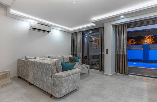 Kadriye Villa | Peaceful Holiday Villas-Jakuzzi-Fireplace-AC Rooms-Closed to Land of Legends