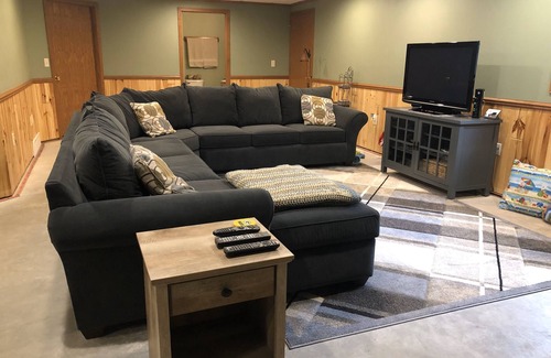 Oshkosh House | Peaceful home, 4 miles from EAA Aviation Center! Easy access. AirVenture Museum.