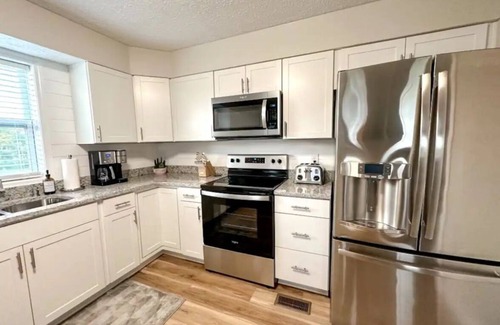 Elizabethtown House | Peaceful home with a close proximity to downtown, sports park, and more