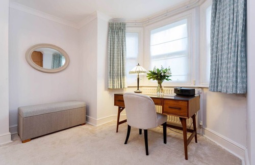 Wimbledon Apartment | Peaceful in Wimbledon, by Veeve