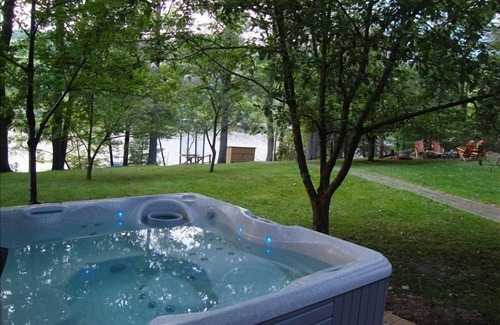 Penelacres House | Peaceful Lakefront! Private deep water dock, evening sun, quiet dead end street!