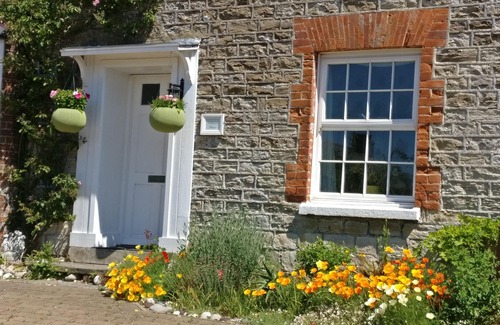 Nettlestone House | Peaceful large 5 double bed character stone house sleep 10, close to seafront