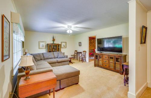 Lumberton House | Peaceful Lumberton Home - 7 Mi to Dtwn Riverwalk!