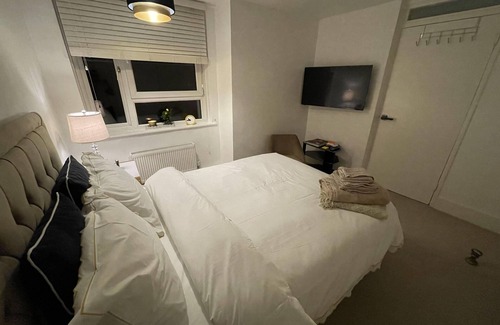 Queenstown House | Peaceful & Modern Double Bedroom With a Garden View