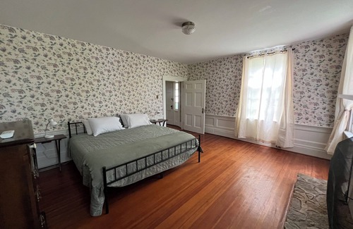 Peaks Other | Peaceful Mountain Escape for Families – 3BR 2BA Farmhouse at Base of Sharp Top