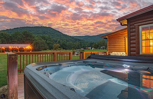 Gatlinburg - Pigeon Forge Cabin | Peaceful Mountain Retreat Huge Yard Hot Tub Views