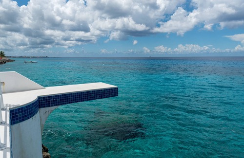 Zona Hotelera Norte Condo | Peaceful Oceanfront condo, Blue&White Calming Vibes, Attentive onsite staff