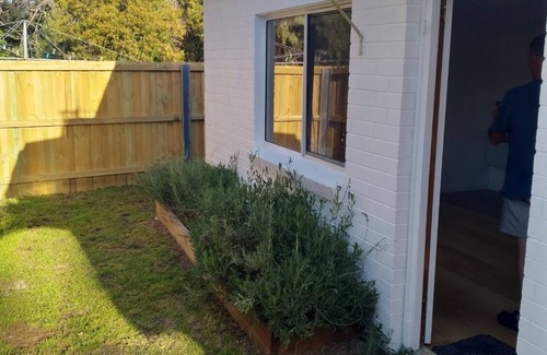 Sandford Cottage | Peaceful Pet Friendly! cottage set on 1 acre - 5 mins from beach