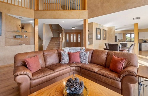 Rapid City House | Peaceful Pines 5 BR Home with Hot Tub