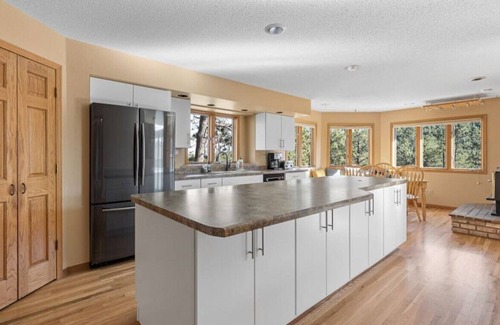 Rapid City House | Peaceful Pines 5 BR Home with Hot Tub