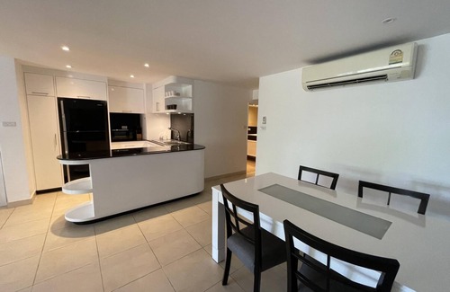 Patong Apartment | Peaceful retreat at Kalim Bay - pool, bar, garden