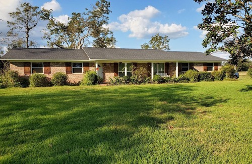Elberta House | Peaceful Scenic Pond & Home Close to Beach/Sports/Entertainment