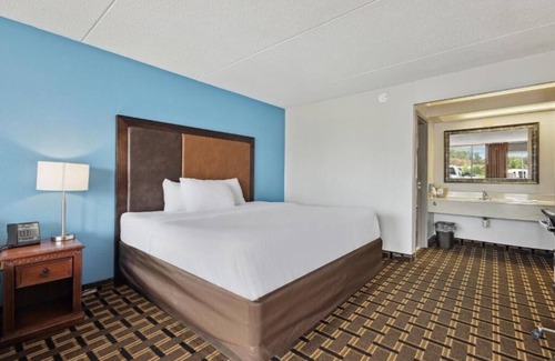 Greeneville Hotel | Peaceful Stay Near Jordan Knob With Parking and Private King Room