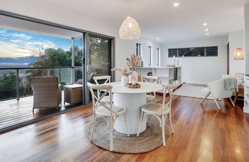 Ninderry Apartment | Peaceful studio with stunning views of the valley and beyond to the coastline.