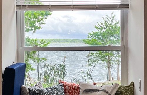 Lake Panasoffkee House | Peaceful & stylish pool home with gorgeous lake views