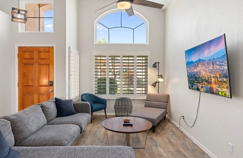 Mira Mesa House | Peachy ranch with fast Wifi, working desk and walking distance to amenities