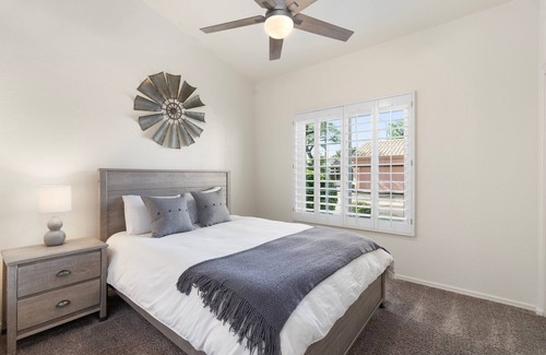 Mira Mesa House | Peachy ranch with fast Wifi, working desk and walking distance to amenities