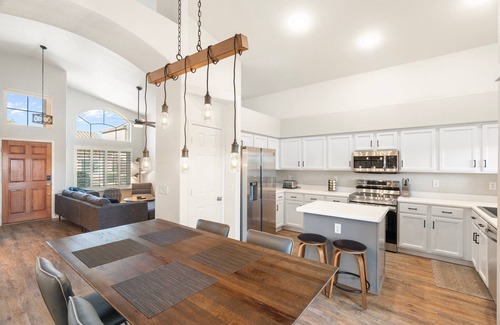 Mira Mesa House | Peachy ranch with fast Wifi, working desk and walking distance to amenities