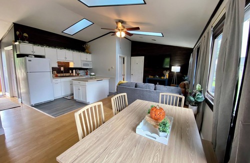 Pipestem Ski Chalet | ⛰️Peaks of Pipestem ⛰️nBrand new listing with all NEW furnishings