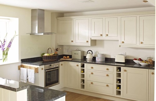 Thatcham Cottage | Pear Tree Cottage at Manor Farm Courtyard Cottage