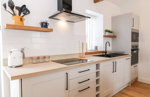 Saltash Cottage | PEAR TREE COTTAGE, pet friendly, with hot tub in St Dominick