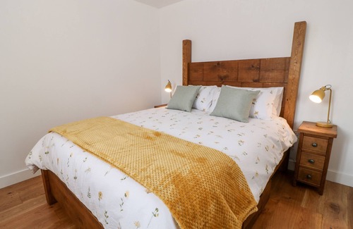 Saltash Cottage | PEAR TREE COTTAGE, pet friendly, with hot tub in St Dominick