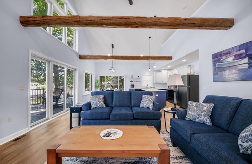 Greenville House | Pearl Beach: Fall Foliage & Cozy Evenings – A Lakeside Retreat Awaits!