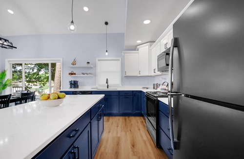 Greenville House | Pearl Beach: Fall Foliage & Cozy Evenings – A Lakeside Retreat Awaits!