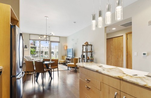 Pearl District Condo | Pearl Pad: Enjoy River, Shopping, Dining. Balcony, Garage and free EV chging!