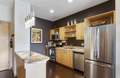 Pearl District Condo | Pearl Pad: Enjoy River, Shopping, Dining. Balcony, Garage and free EV chging!