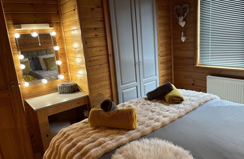 New Forest District Cabin | Pebble Lodge Boutique Retreat Shorefields Country Park Milford on Sea New Forest