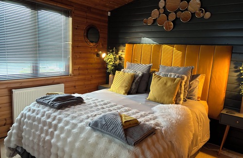 New Forest District Cabin | Pebble Lodge Boutique Retreat Shorefields Country Park Milford on Sea New Forest