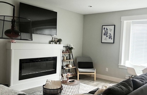 Douglas Apartment | Pebbly Peak: Charming Retreat, Steps from White Rock! Pet Friendly!