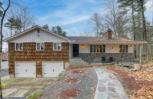 Salem House | Peek-a-Boo Lake Views and Yard Windham Home