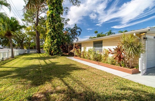 Harbor Hills House | Pelican Point- PoolHouseByBeach