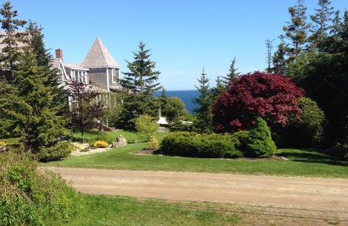 Pemaquid Point House | Pemaquid Point Cottage-Cliff Road-Fireplace-2 minute walk to Lighthouse-Pets ok