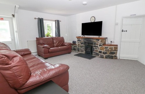 Llanddaniel Fab House | Pen Bonc